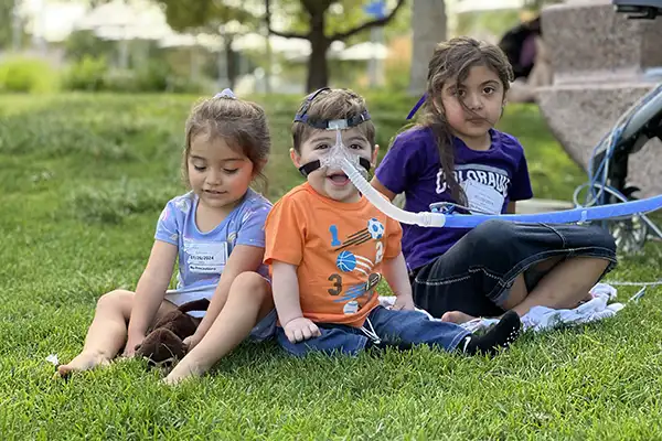 Ben_NICU_siblings_outside2
